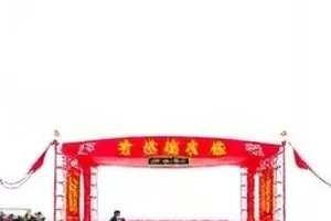 定妆照背景板上用胶带标出的灯位记号