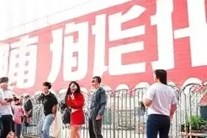 旧式信箱旁打印出来的邮件附件纸页