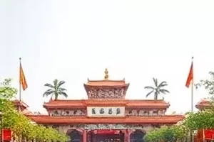 观众席第二排空着的座椅与扶手编号
