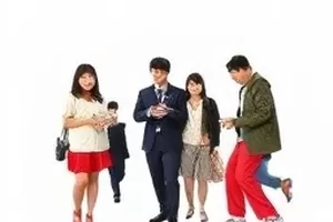 摊开的笔记本上多色标注与折角页