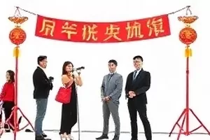 贴着分类标签的档案盒与胶片盒堆叠